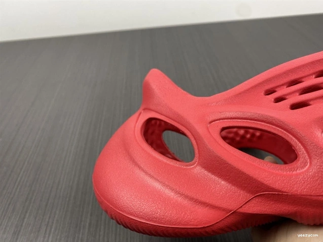 Red Yeezy Foam Adidas CW3355 1027